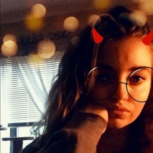 Meet your Posher, Caitlin